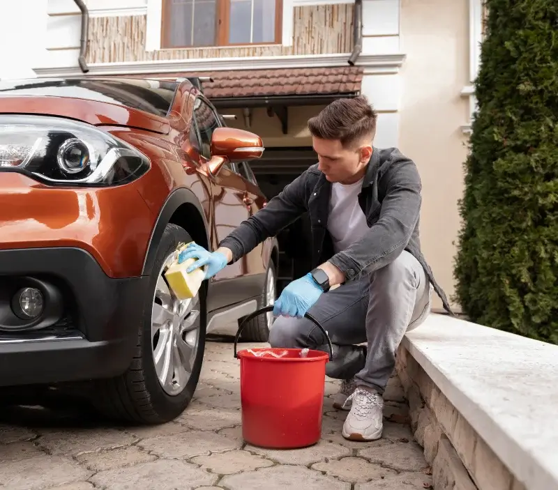 Lavage auto à domicile Montcaret : professionnel intervenant sur un véhicule